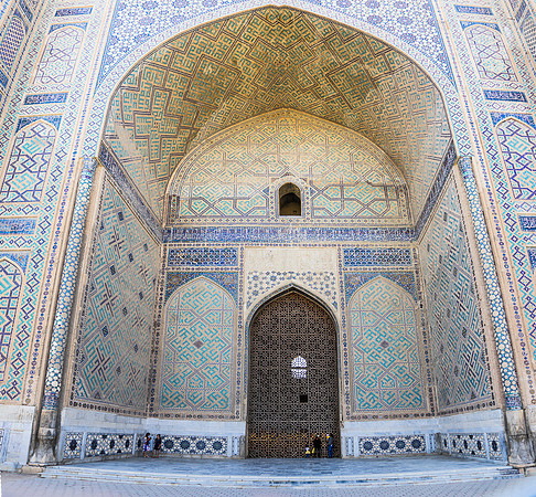 Bibi-khanym Mosque entrance